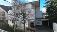 Rarität: Hochwertige coole Gartenwohnung auf 2 Ebenen mit Süd/West Terrasse im begehrten Obermenzing - Zufahrt  Wohnhaus und Eingang