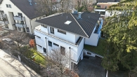 Rarität: Hochwertige coole Gartenwohnung auf 2 Ebenen mit Süd/West Terrasse im begehrten Obermenzing - Hausansicht-Eingang Zufahrt